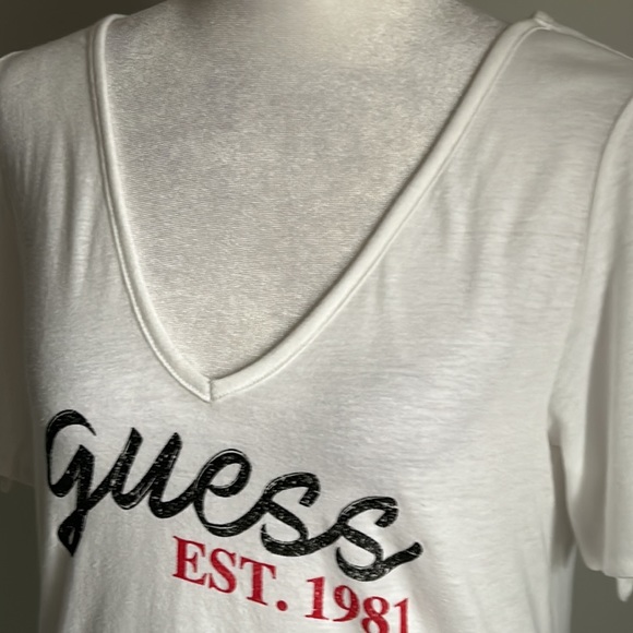 New GUESS Signature Logo White Split Tie Sleeve Cold Shoulder Tee Shirt - Picture 2 of 10